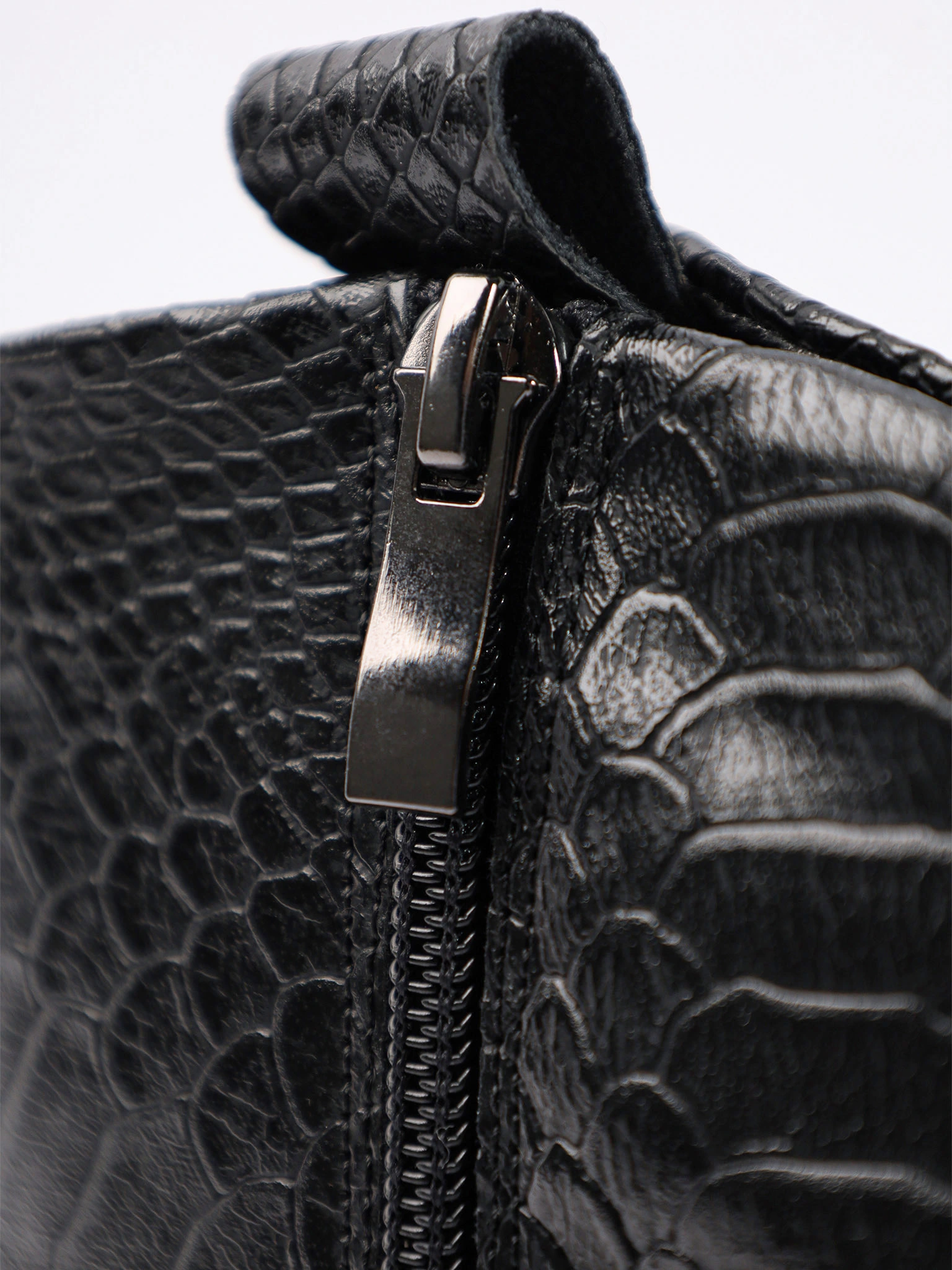 Ботильоны черного цвета из натуральной кожи под рептилию